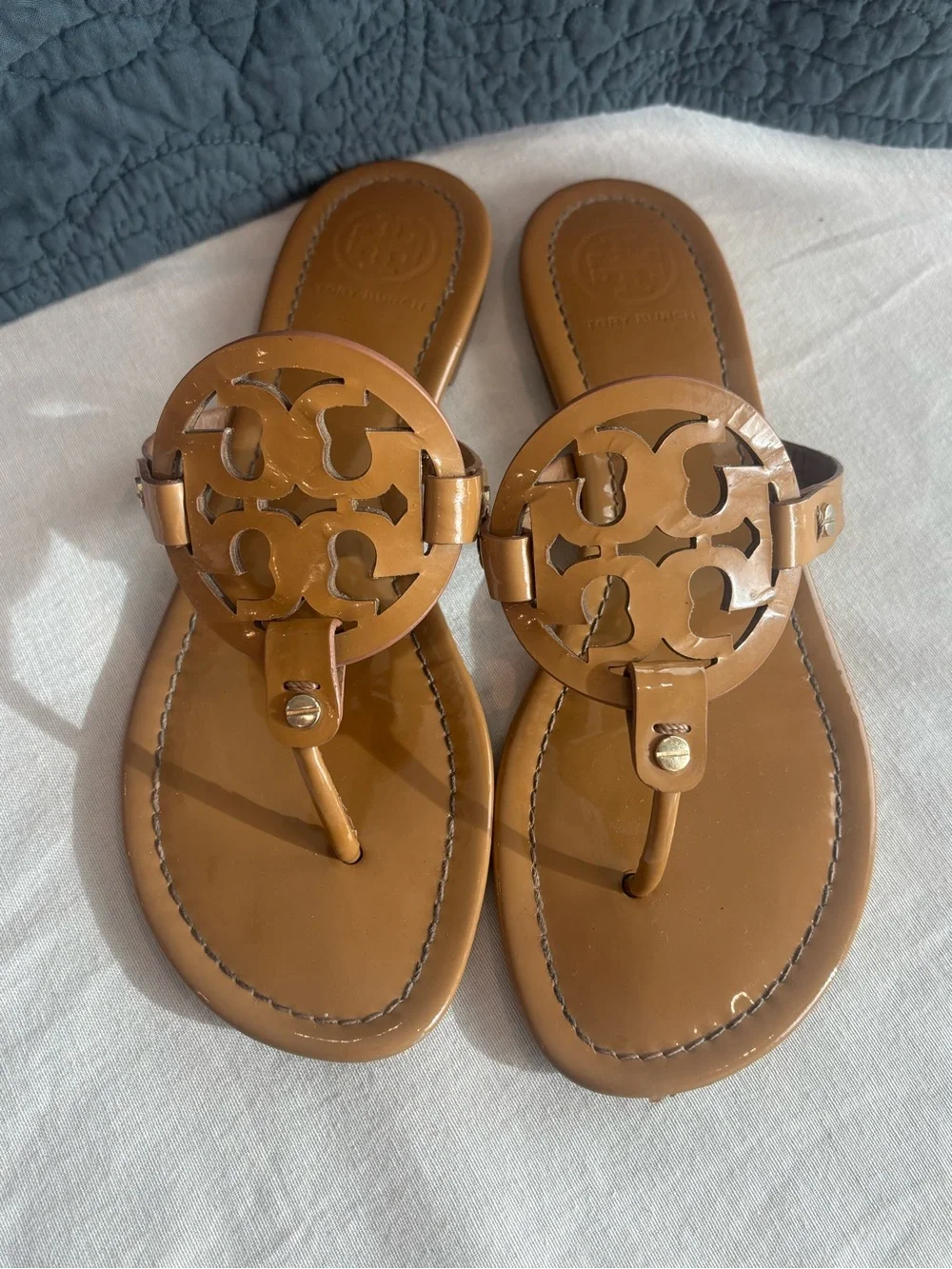Tory Burch Miller Logo Patent Leather Thong Sandals Tan Brown Size 9